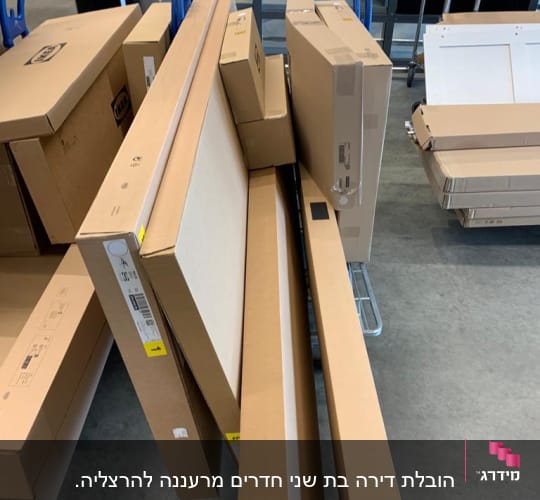 קופסאות קרטון על עגלת הובלה בחנות